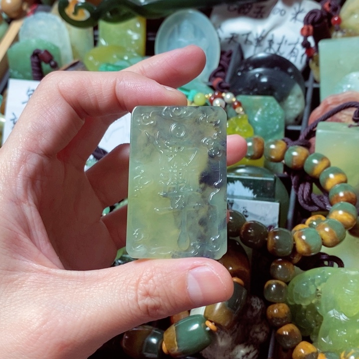 蛇纹石玉颈饰未镶嵌