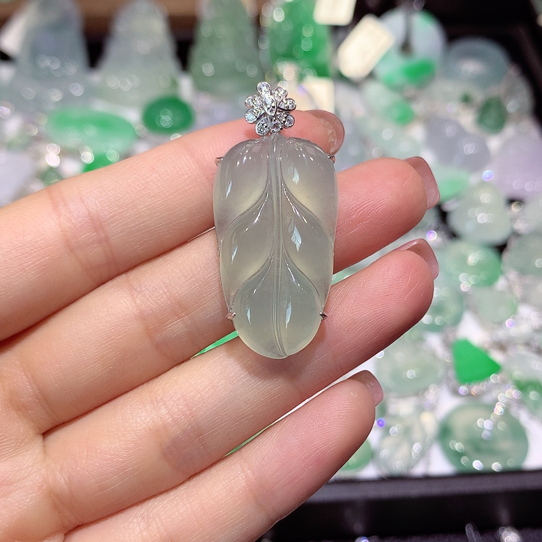 翡翠18K金镶嵌颈饰叶