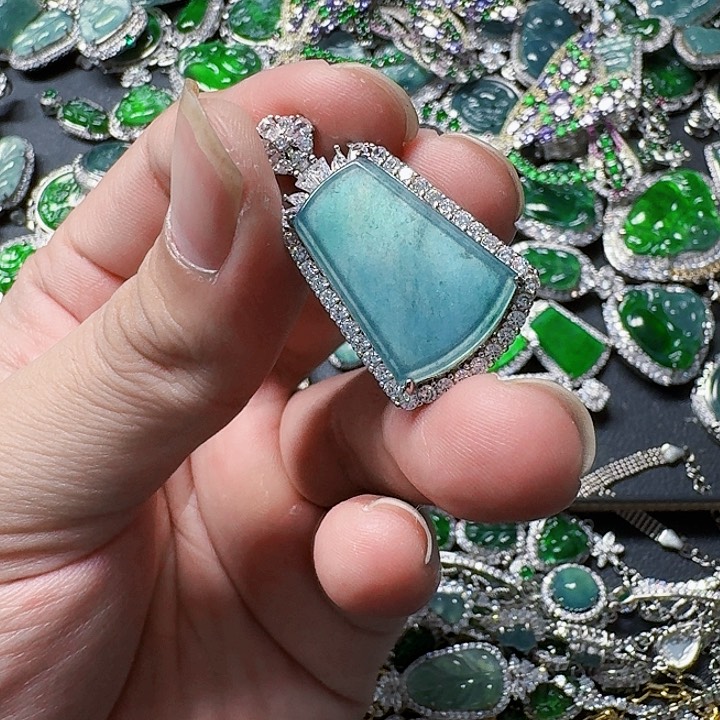 翡翠颈饰未镶嵌天然A货翡翠放漏