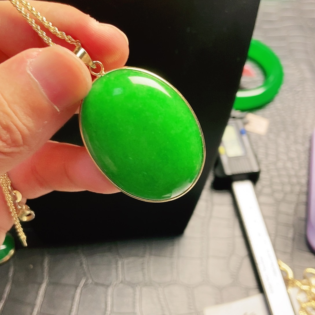 翡翠18K金镶嵌颈饰