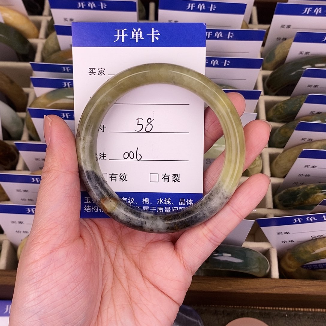 蛇纹石玉手镯未镶嵌