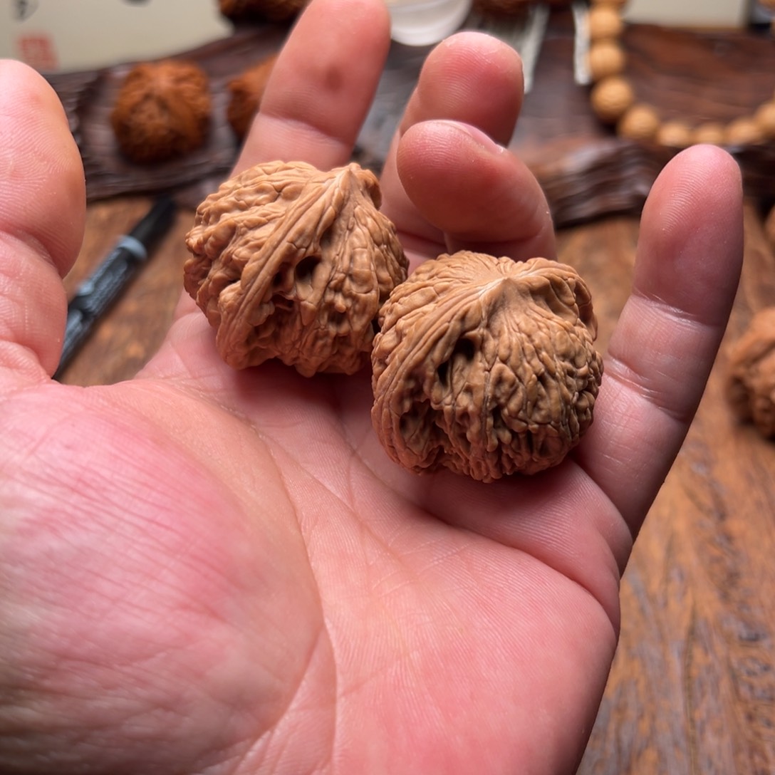 文玩核桃把件狮虎兽