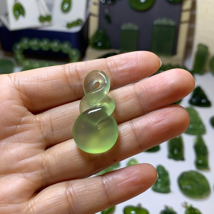 岫玉未镶嵌颈饰吊坠