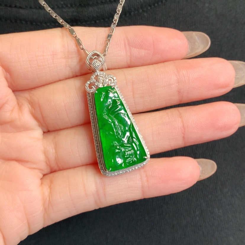 【闪购商品】颈饰18K金镶嵌翡翠山水牌