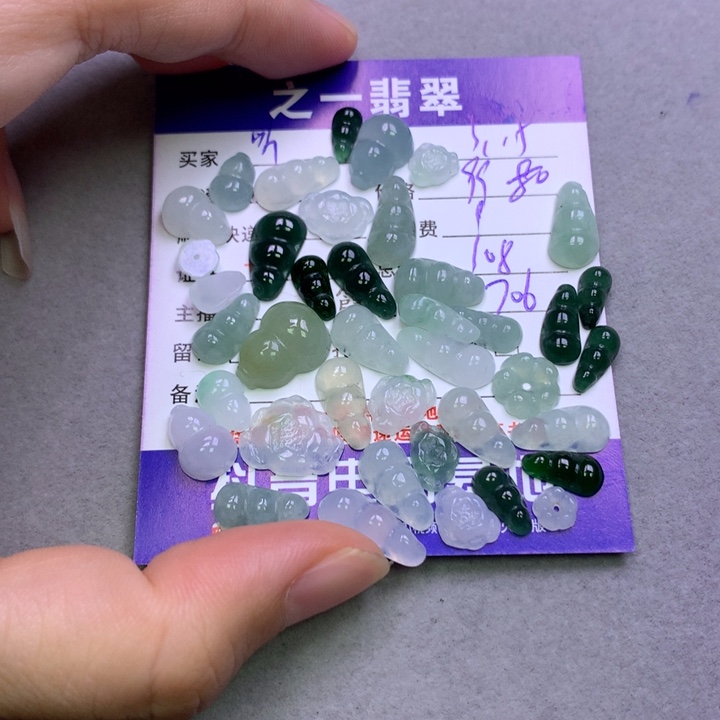 翡翠未镶嵌颈饰?****?翡翠