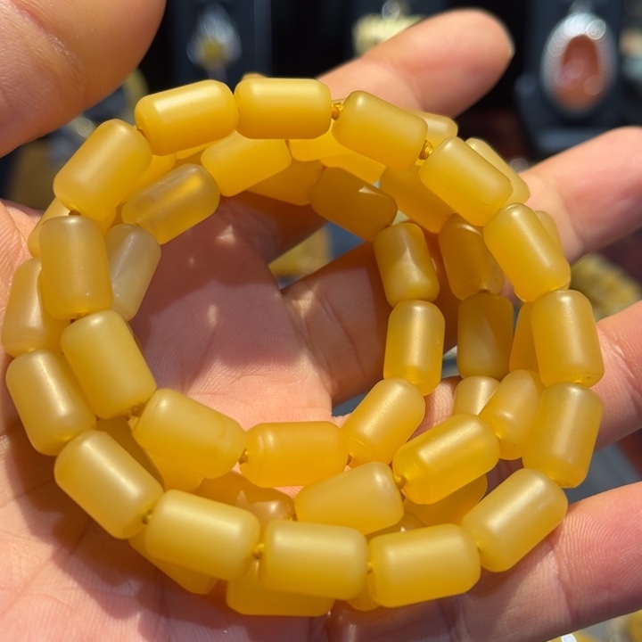 未镶嵌石英质玉（黄龙玉）颈饰