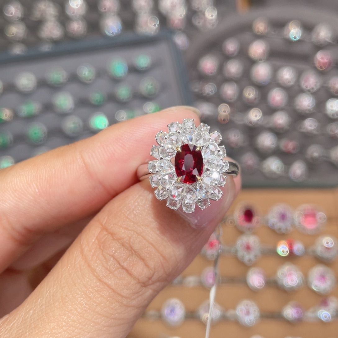 红宝石戒指18K金镶嵌.