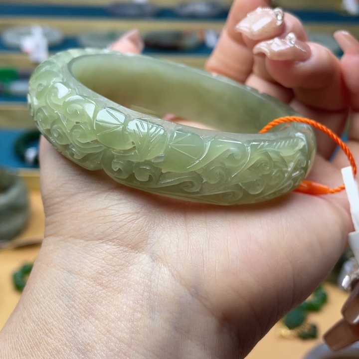 和田玉手镯60圈口。编号94未镶嵌