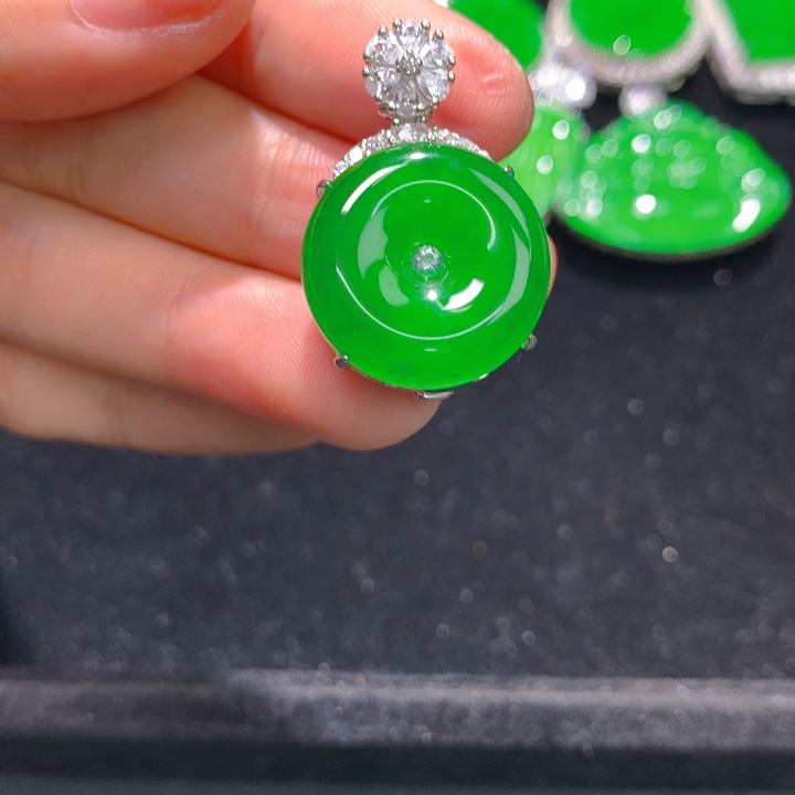 翡翠银S925镶嵌颈饰一个