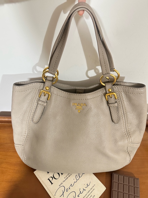 95新 Prada/普拉达 大象灰荔枝纹牛托特腋下包