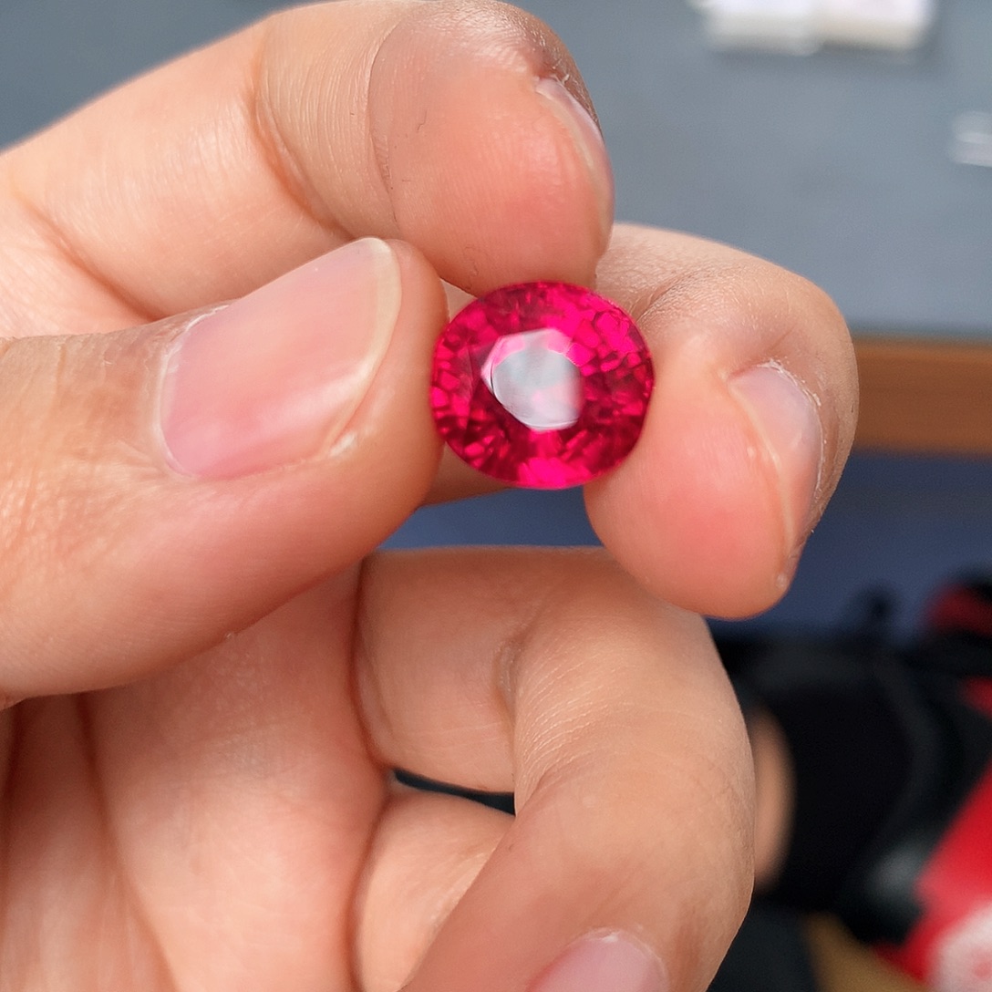 碧玺6.87克拉卢比来未镶嵌