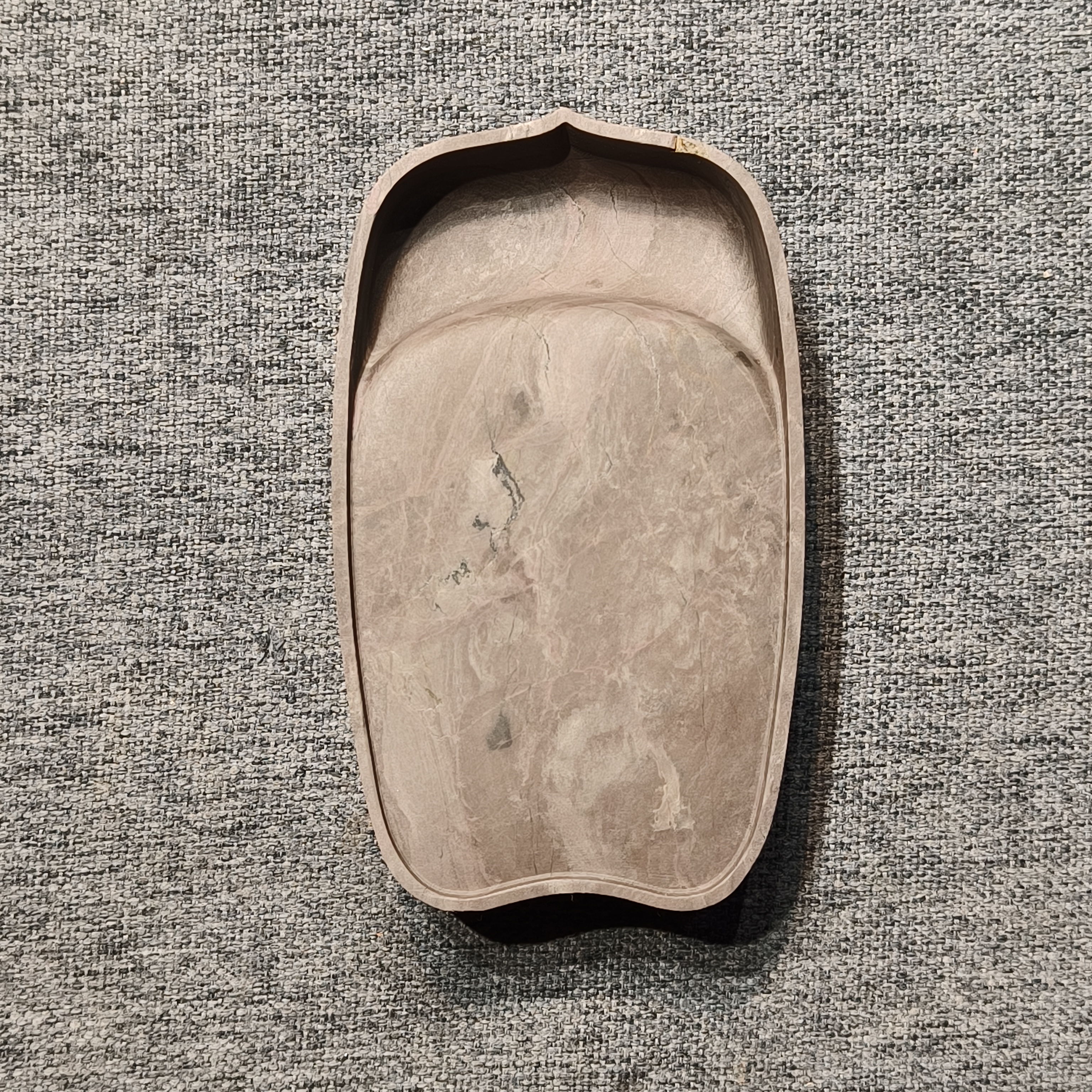 老坑洮砚，喇嘛崖老坑鸊鷉血莲瓣砚，尺寸10.3*6.1*1.8厘米