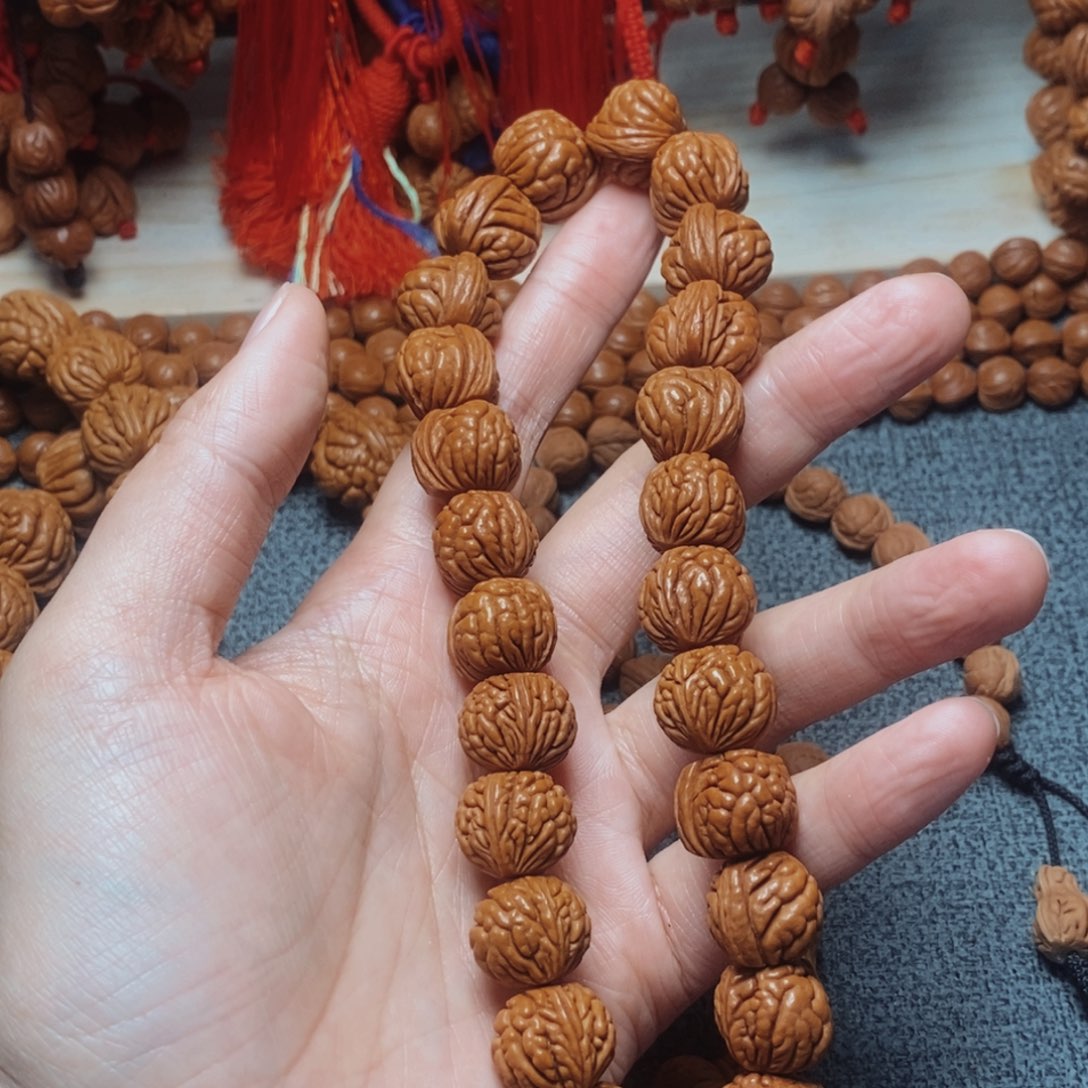 麓***南桃核吊坠桃枭手持，1