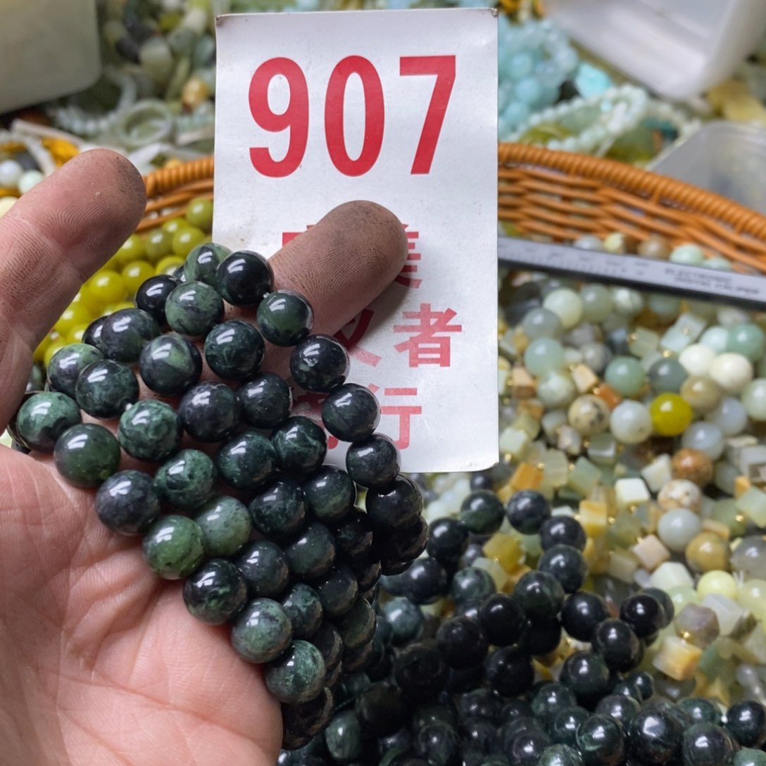 蛇纹石玉挂坠未镶嵌