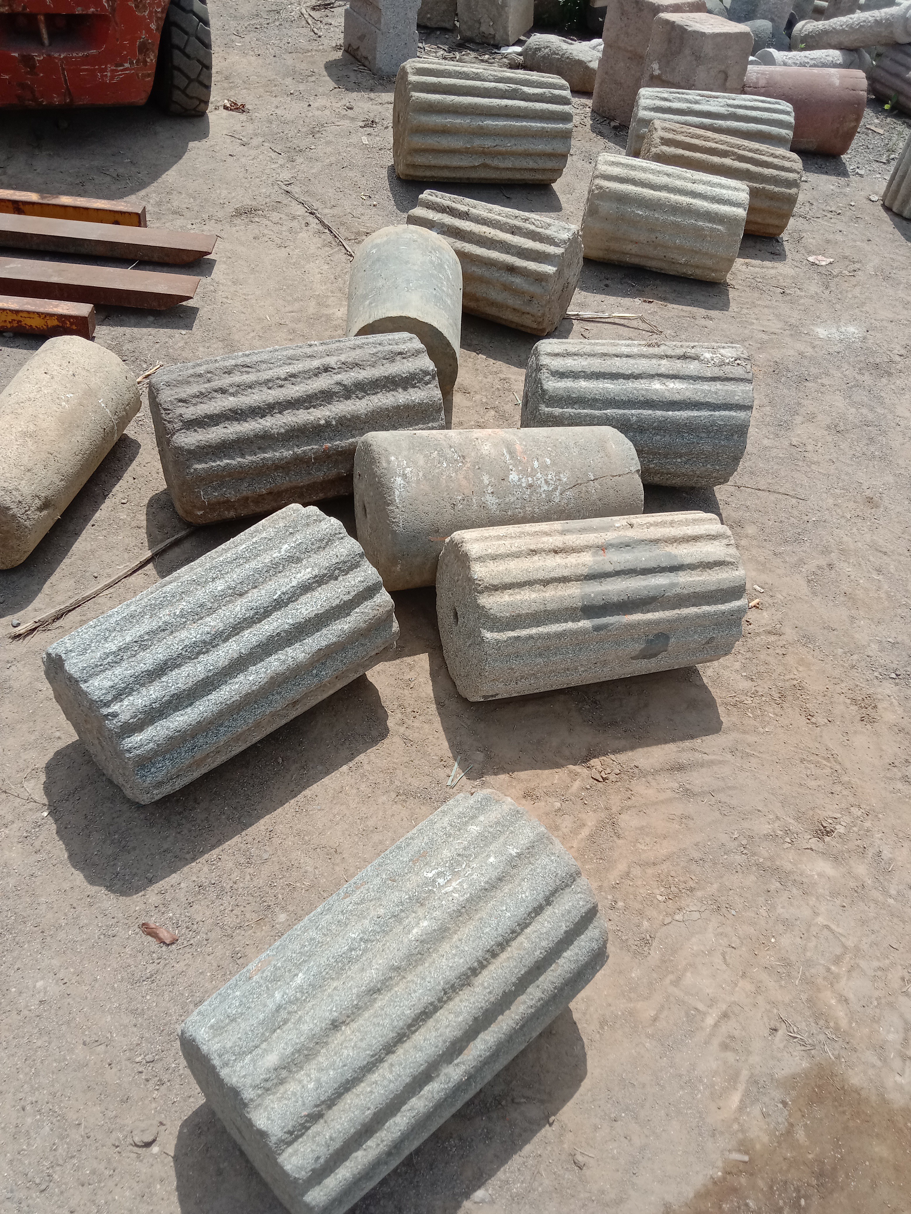 农村老石器，老石磙，可以做底座或者凳子用。