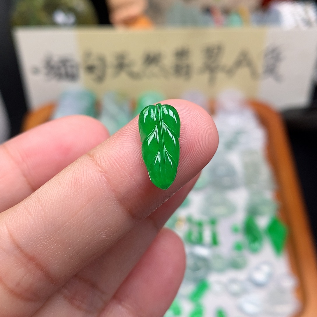 翡翠裸石缅甸天然A货翡翠阳绿叶子