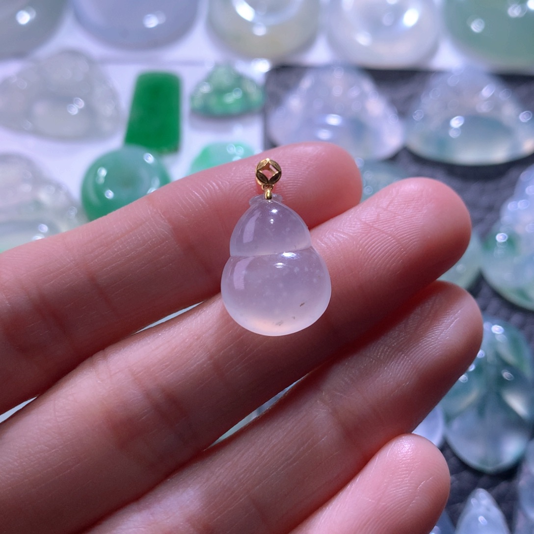 翡翠未镶嵌颈饰葫芦