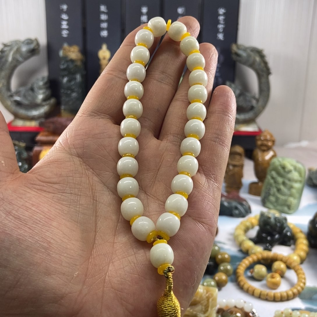 岫岩老玉（透闪石质玉）未镶嵌挂件猫*眼