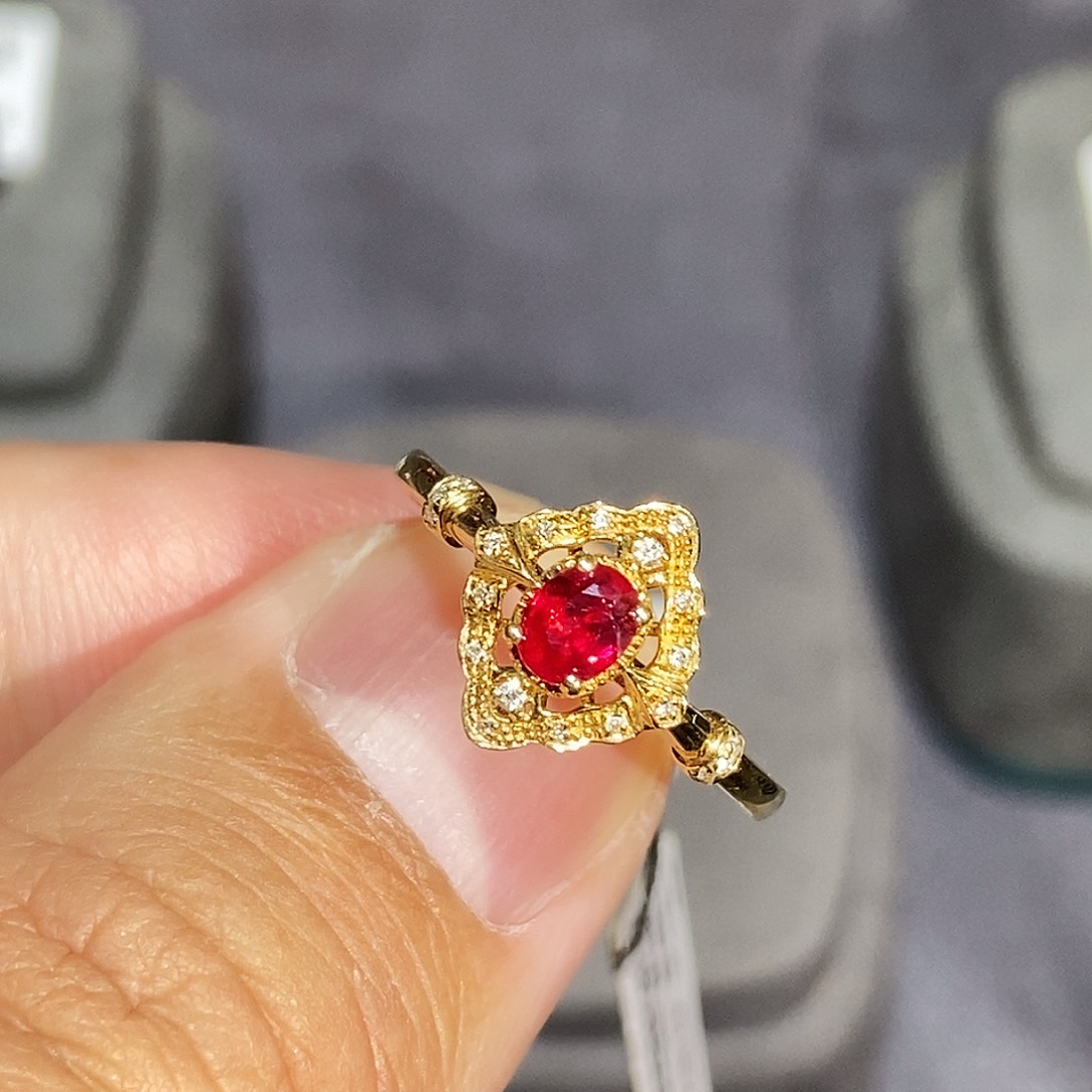 戒指红宝石18K金镶嵌0.3克拉