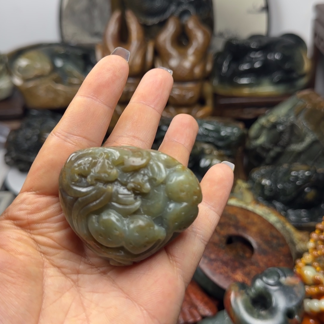 未镶嵌透闪石质玉珠宝奇石