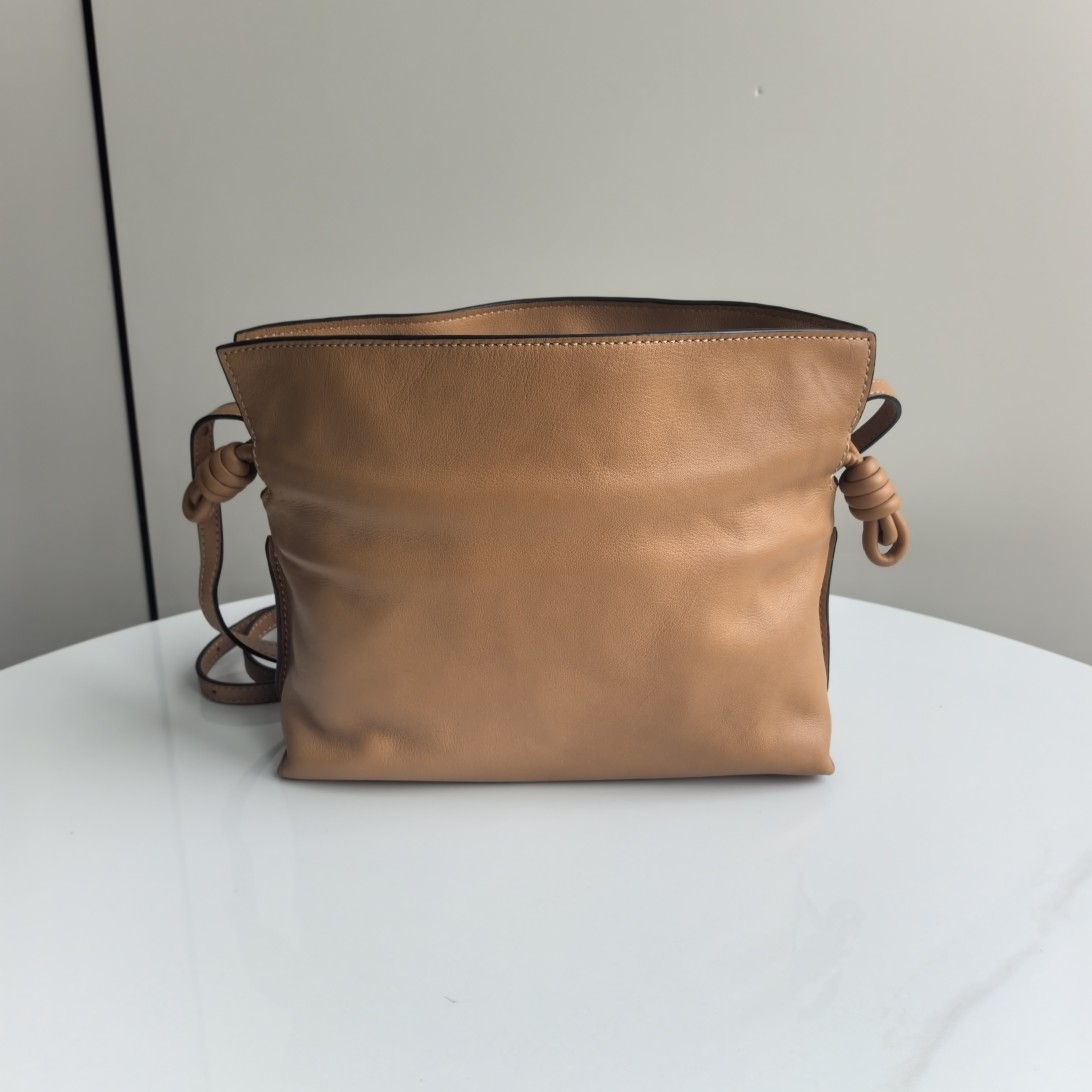 99新 LOEWE/罗意威 Flamenco焦糖金全皮抽绳小福袋绳结包