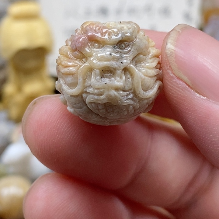 颈饰未镶嵌硅化珊瑚（珊瑚玉）通孔