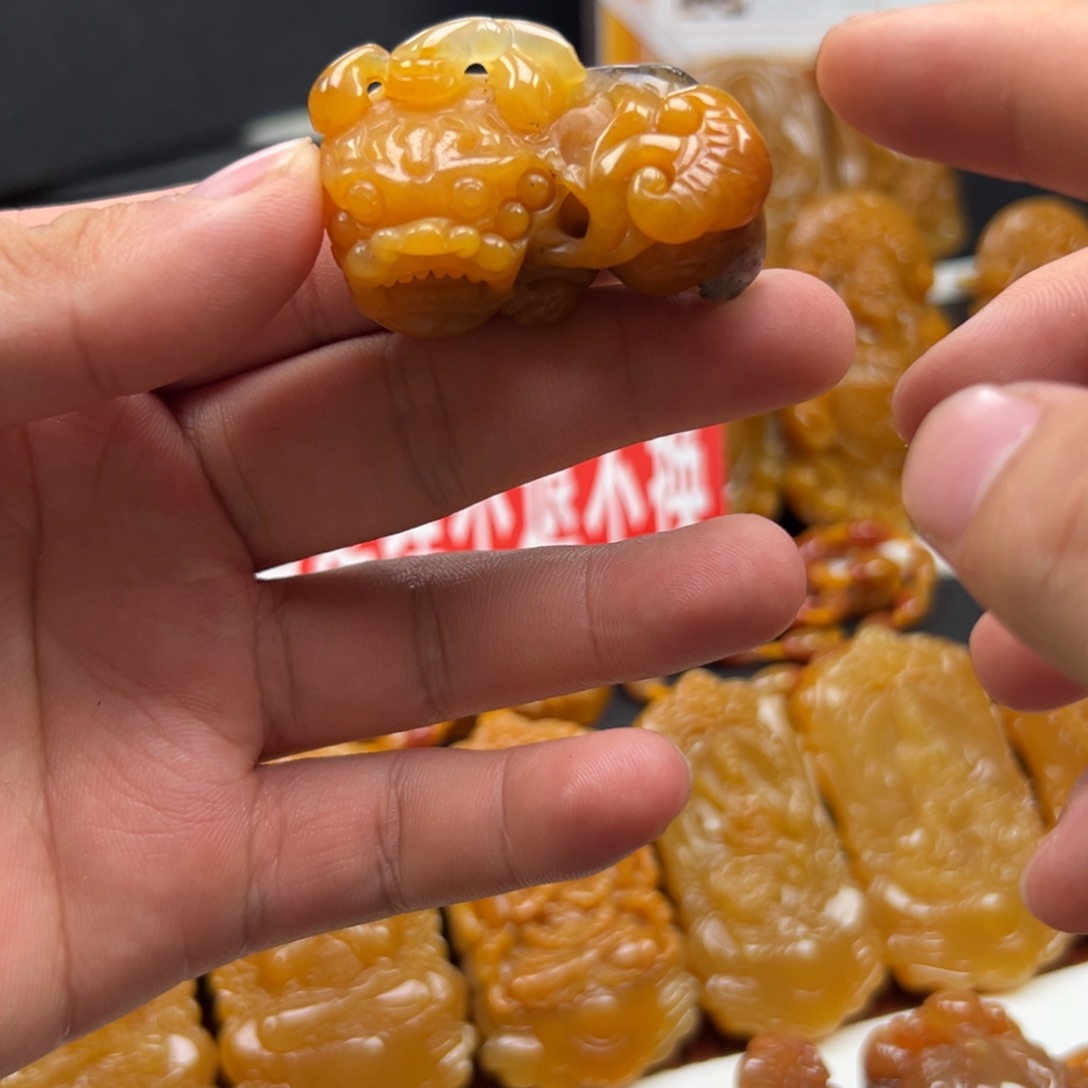 未镶嵌石英质玉（黄龙玉）多样性发货，发其一