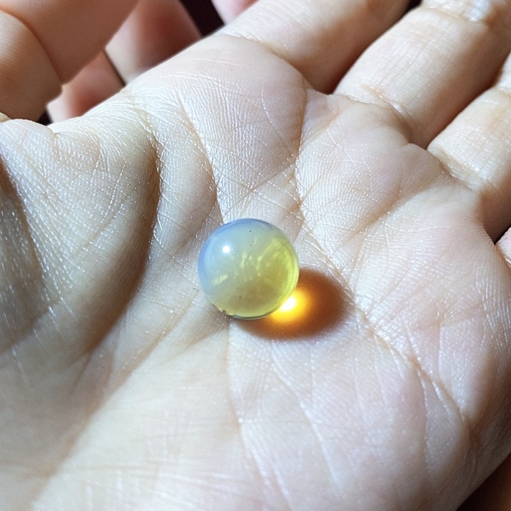 蓝珀裸石未镶嵌蓝珀异色珀约10.8nm珠