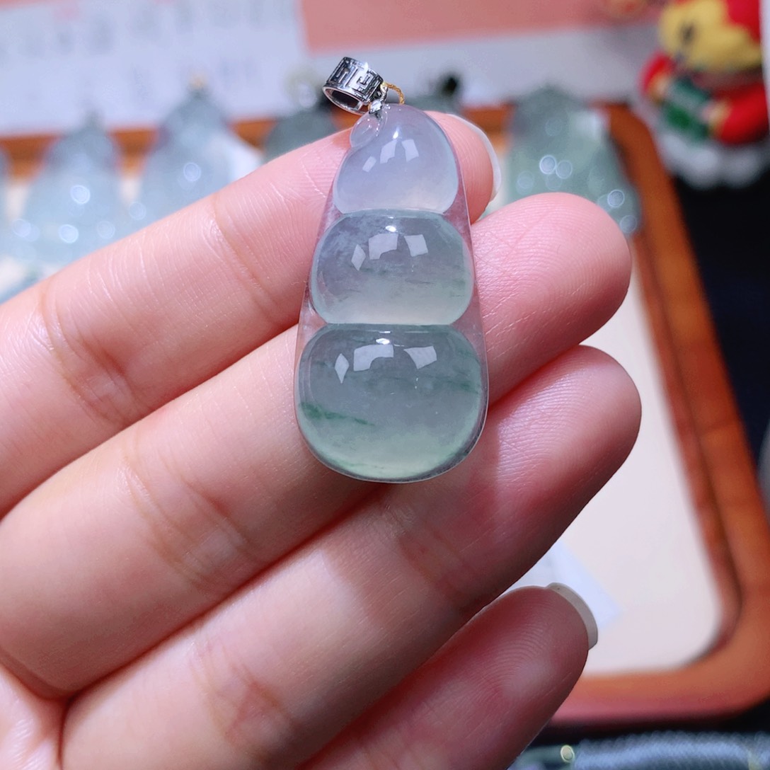 颈饰18K金镶嵌翡翠福豆