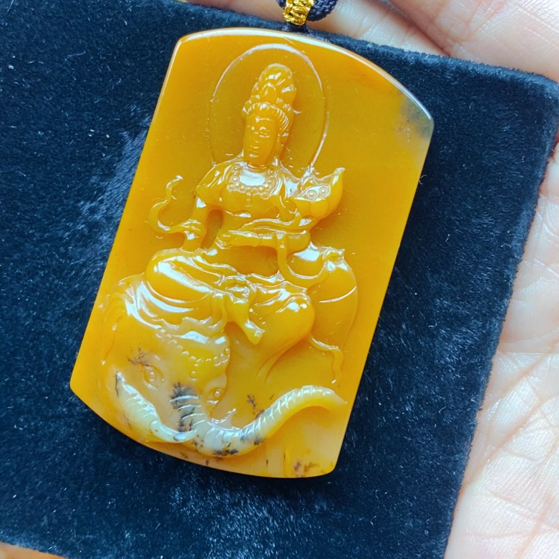 未镶嵌石英质玉（黄龙玉）颈饰