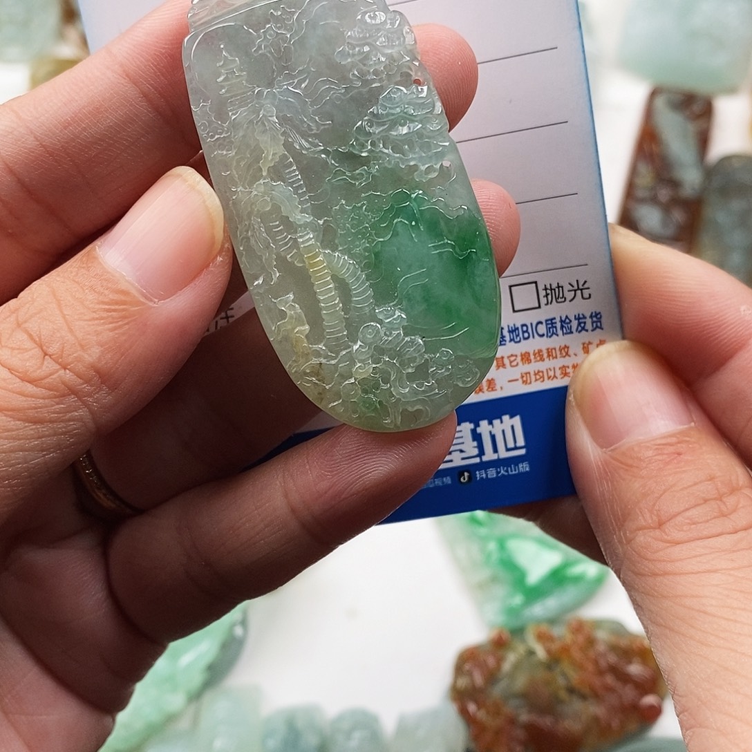 翡翠未镶嵌颈饰山水