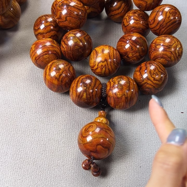 刘*敏越南黄花梨手持一条