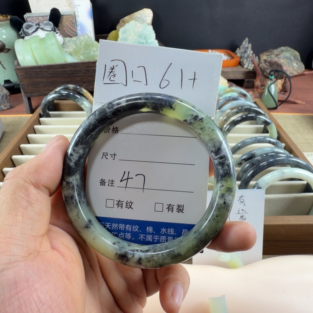 蛇纹石玉未镶嵌手镯