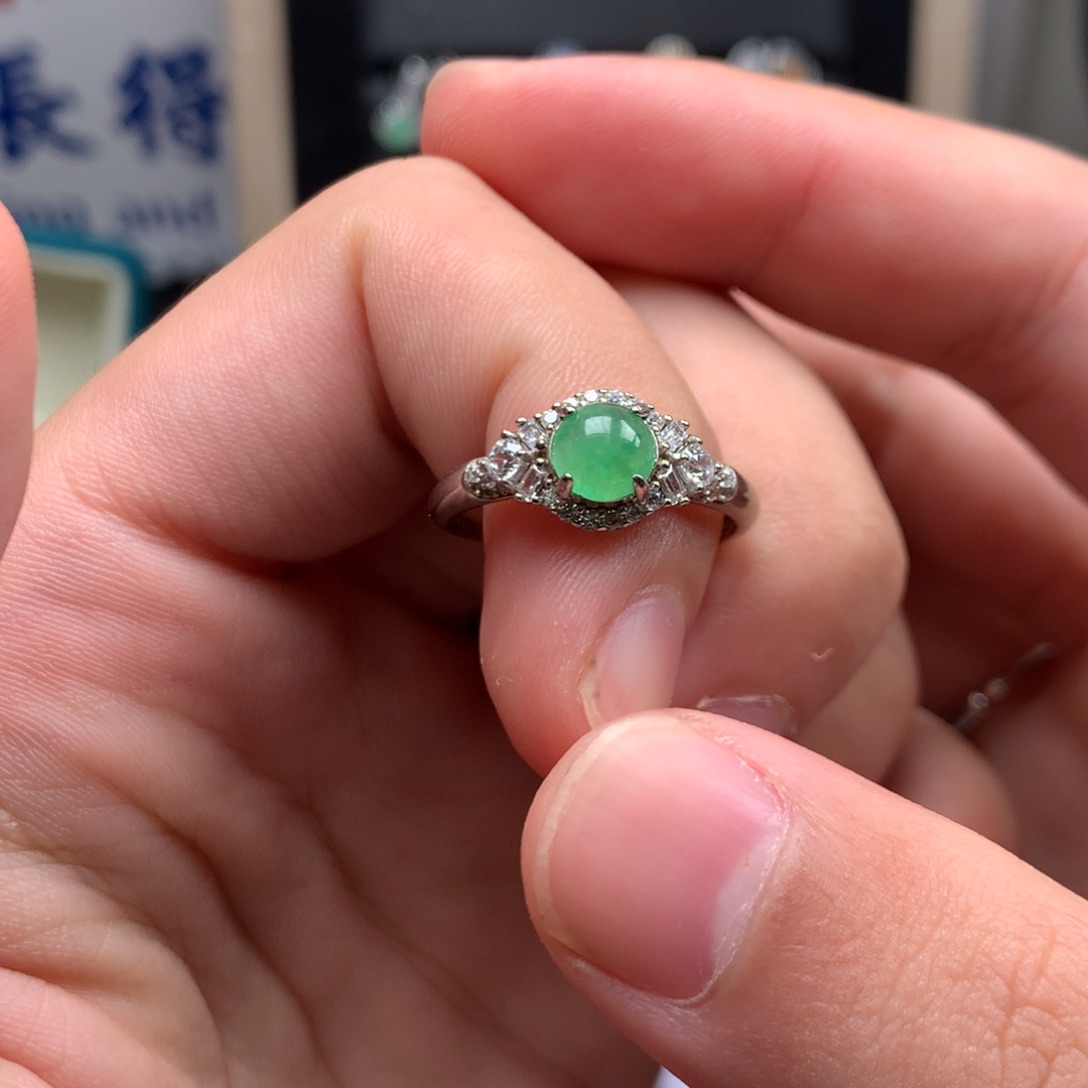 翡翠未镶嵌颈饰你是