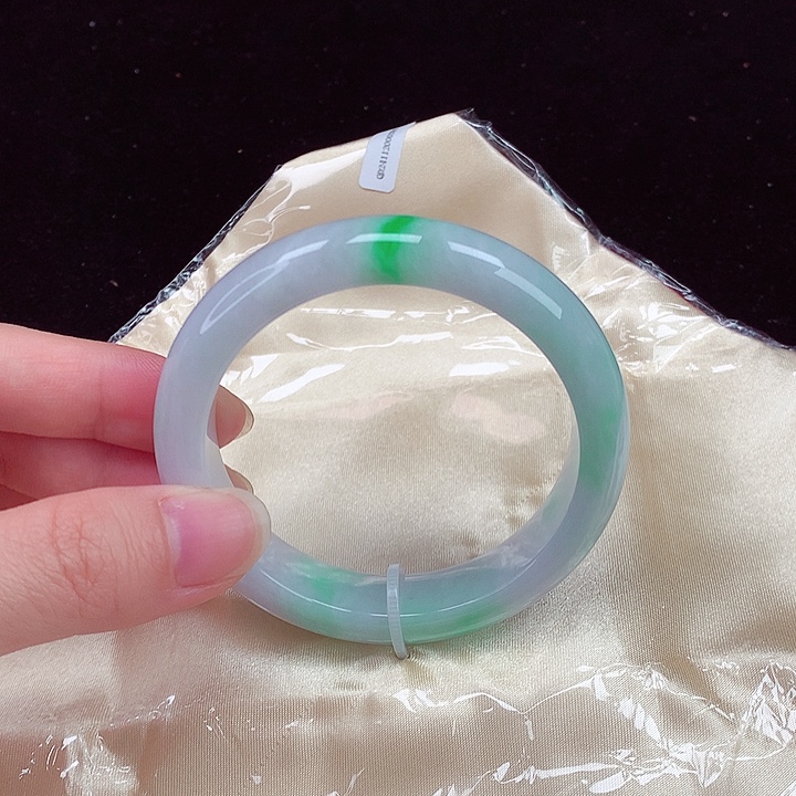 翡翠手镯未镶嵌翡翠