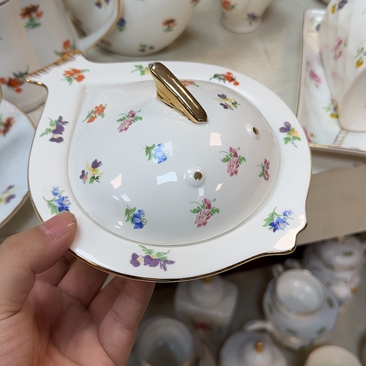 鹿与海陶瓷有限公司