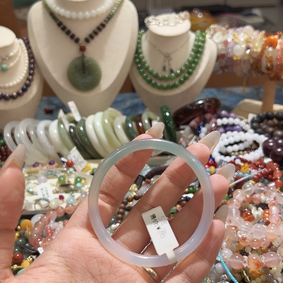 未镶嵌颈饰玛瑙/玉髓兜**喜