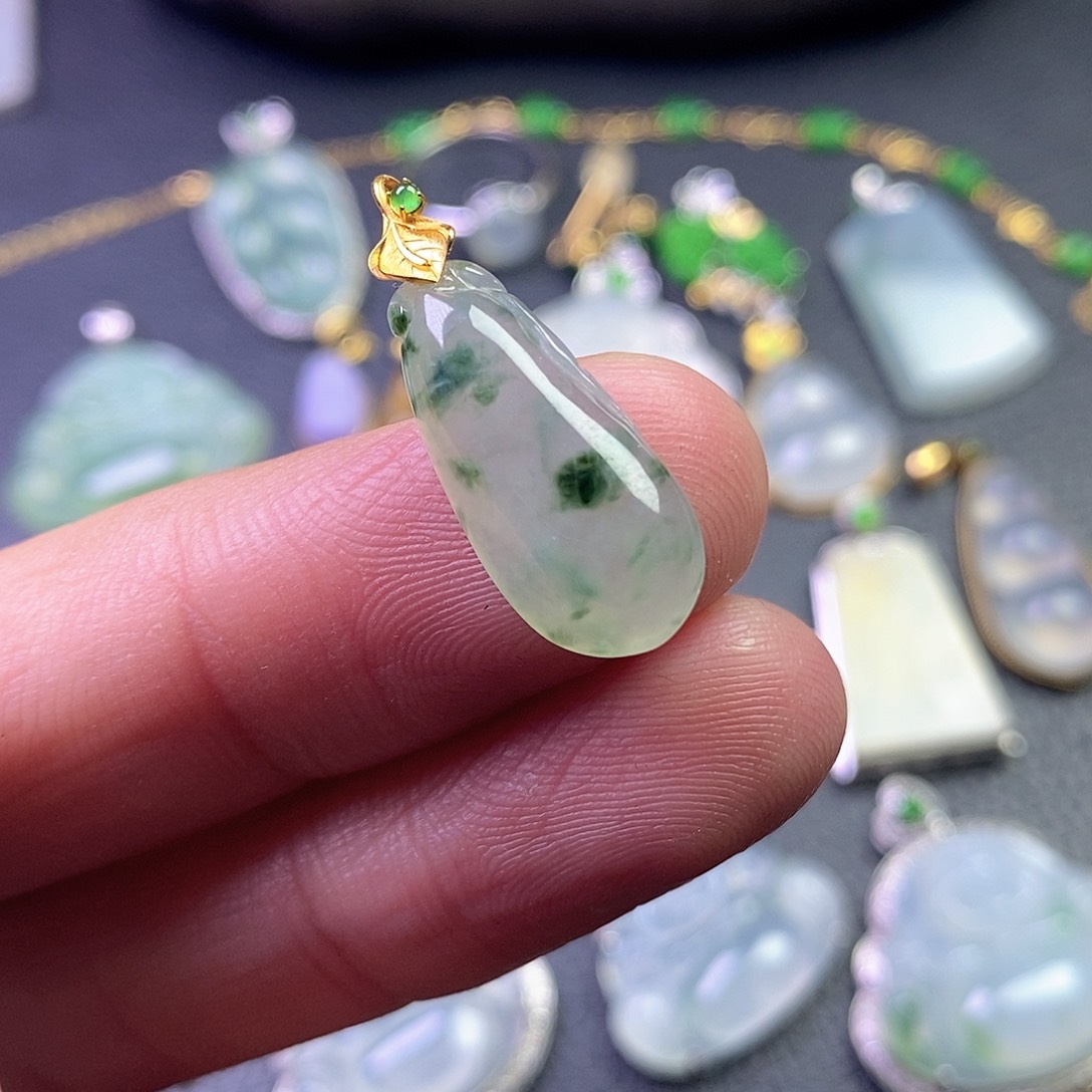 颈饰18K金镶嵌翡翠