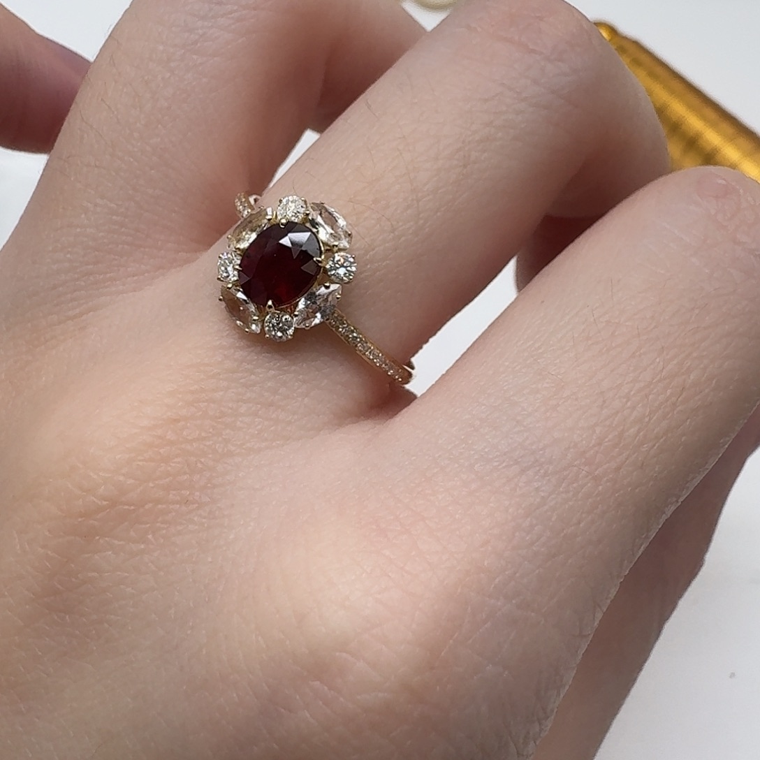 戒指18K金镶嵌红宝石