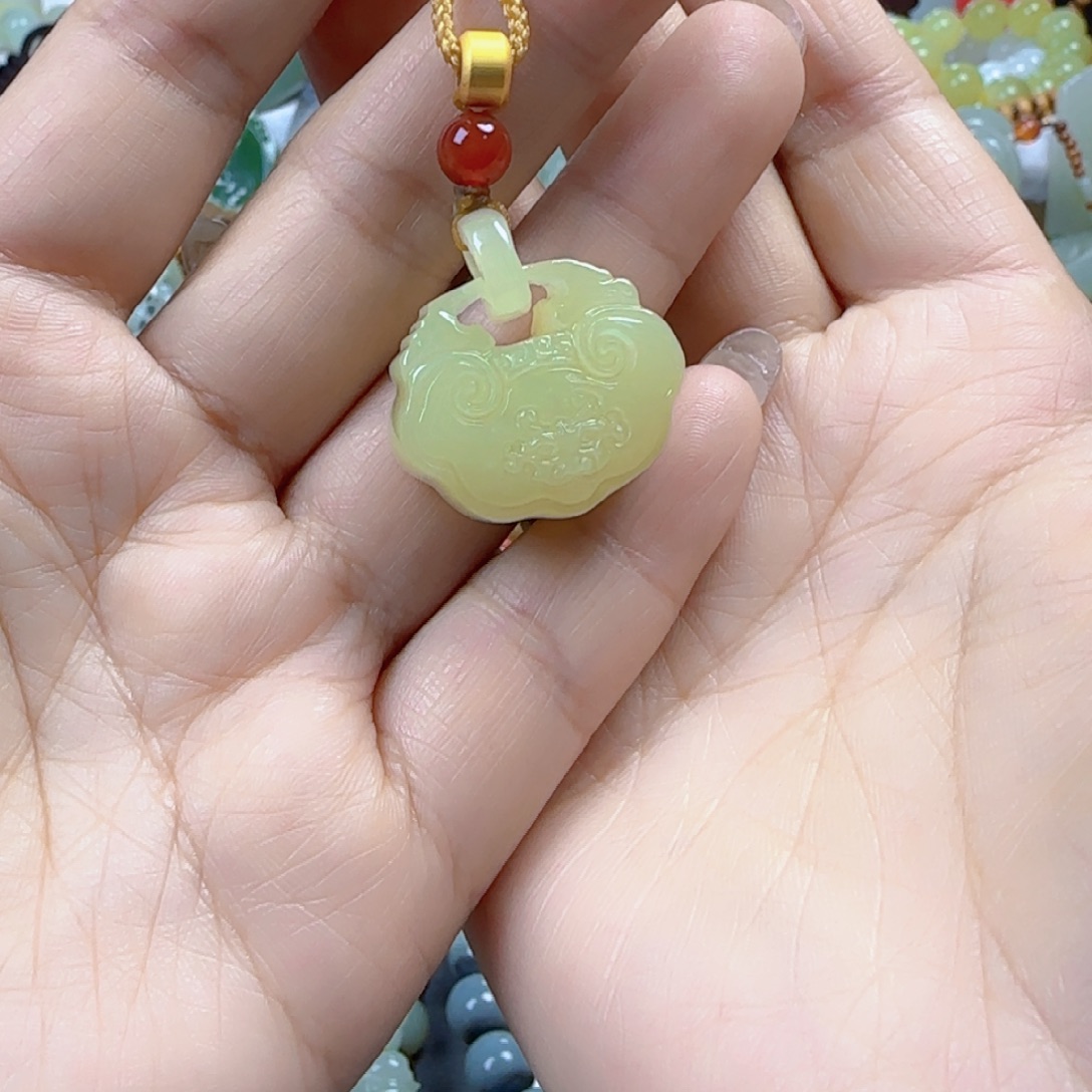 洹***雨和田玉未镶嵌颈饰