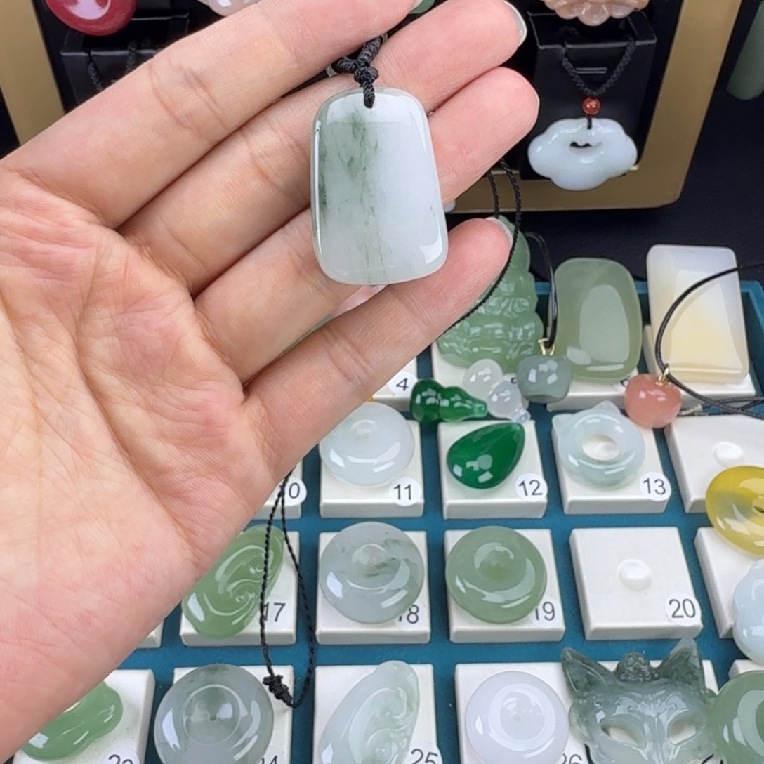 石英质玉合金颈饰