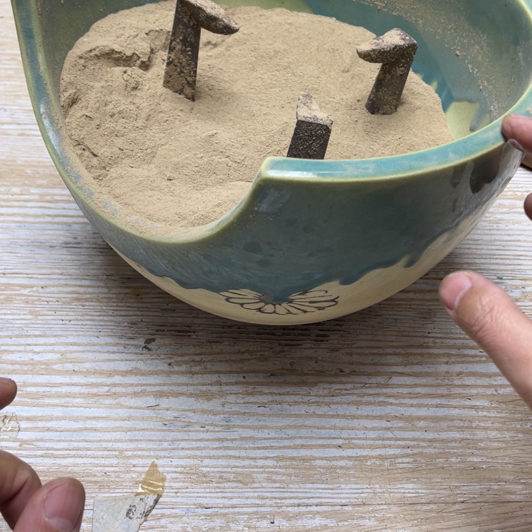 瓷片赏**钧密密麻麻地排列着一个