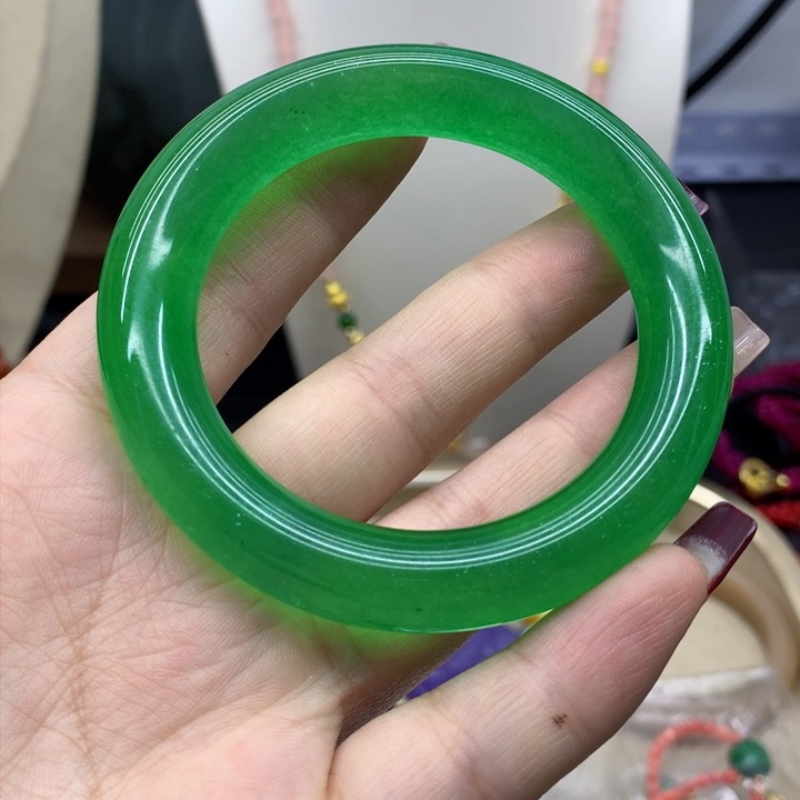 翡翠颈饰未镶嵌手镯