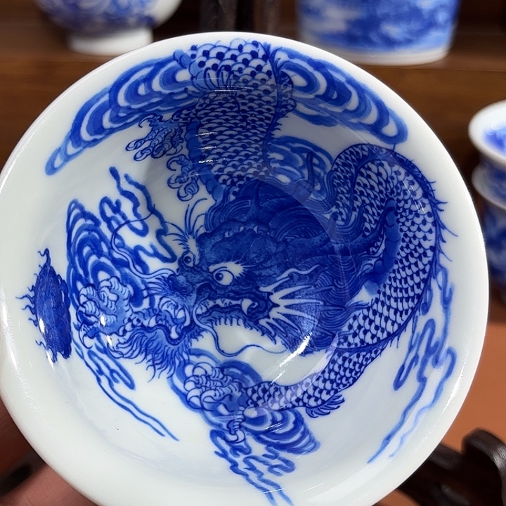 青花手绘龙纹压手