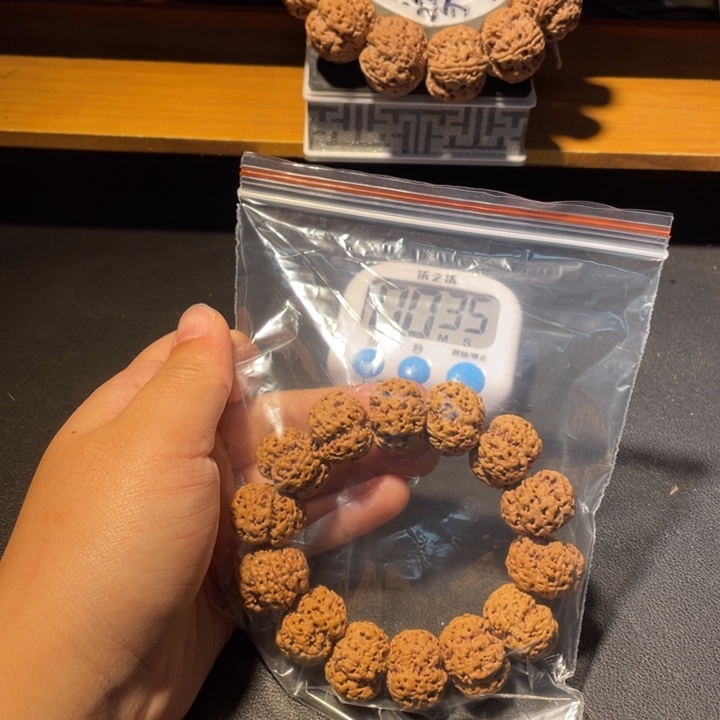 吃***。金刚菩提手串这个