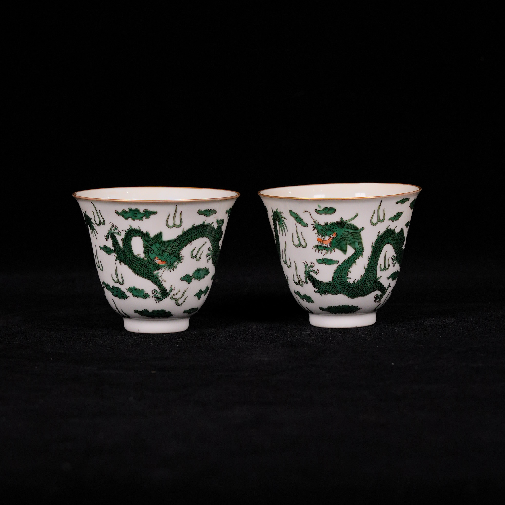 清道光白底绿彩云龙纹杯