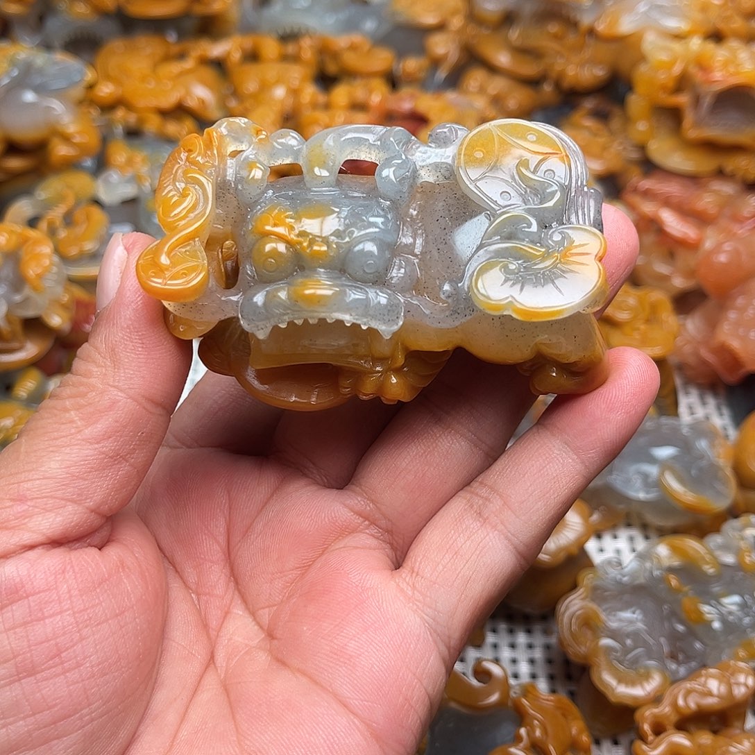 石英质玉（黄龙玉）未镶嵌颈饰