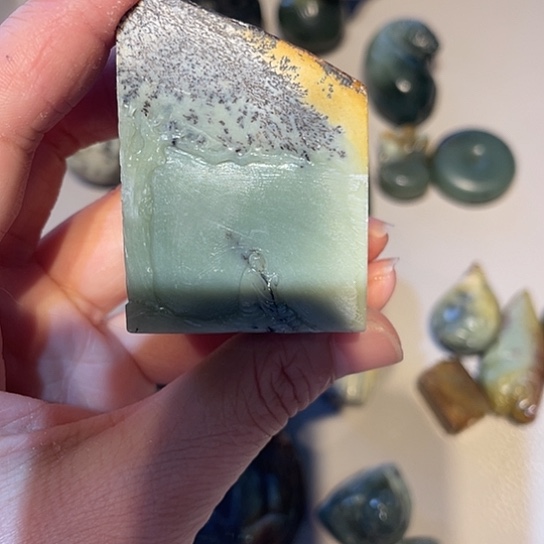 彩***煌岫岩河磨玉（透闪石质玉）未镶嵌把件