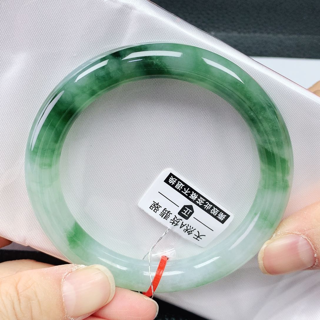 翡翠手镯未镶嵌56圈
