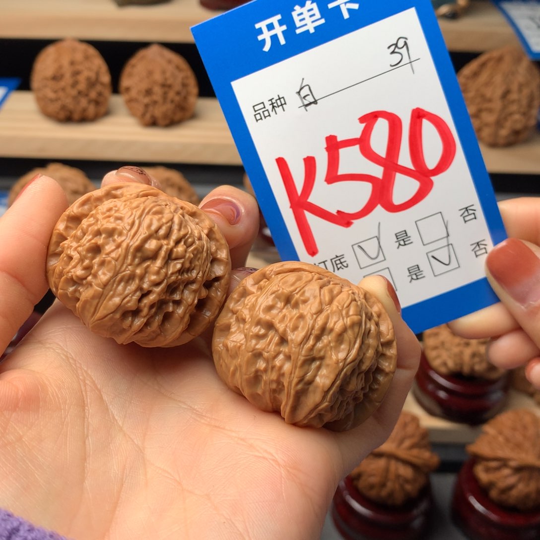 文玩核桃把件多**生白狮子